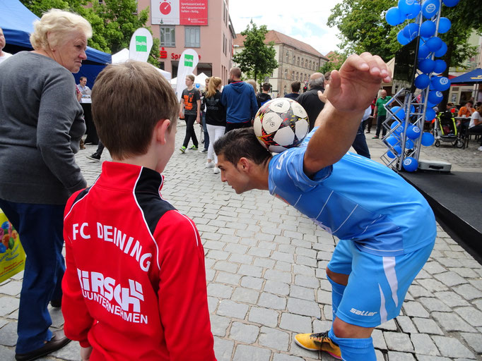 Fussball Freestyler für Roadshows in der Stadt