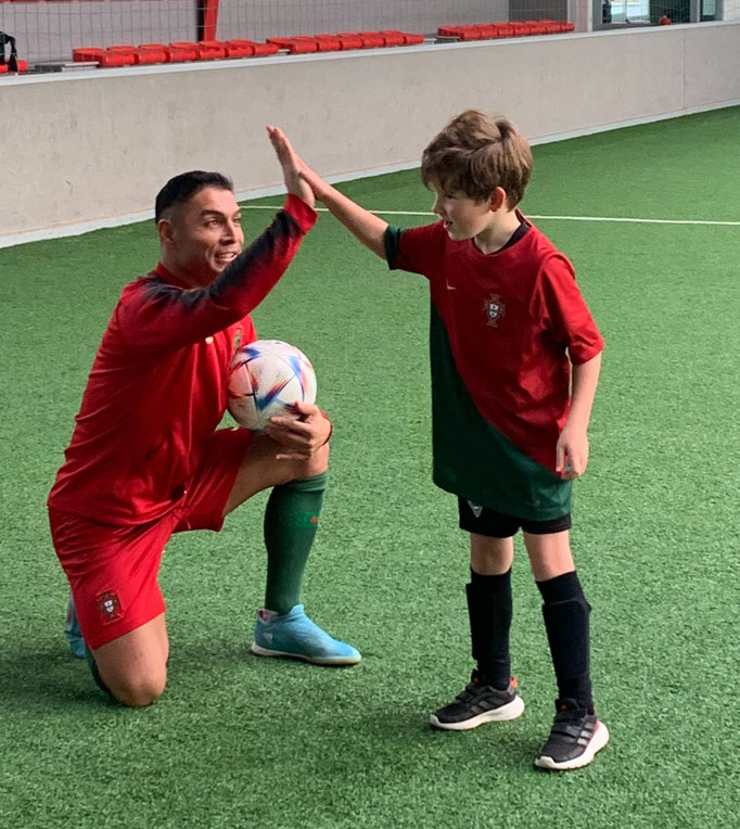 Motivation in der Soccerhalle: Saki gibt jungen Spielern beim Fußball-Event ein High Five.