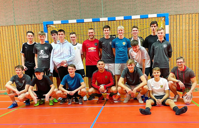 Gruppenfoto beim Fussball Kindergeburtstag in der Halle