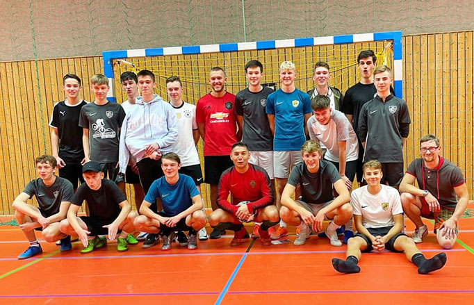 Gruppenfoto Fußball-Kindergeburtstag: Glückliche Kinder in der Sporthalle nach dem Training.