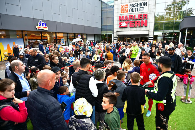 Saki zeigt spektakuläre Ballkunst beim Fußball-Geburtstag-Event auf der Showbühne.