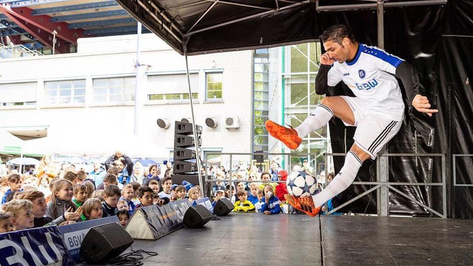 Fussballshow auf der Bühne bei einem Kindergeburtstag für den KSC Karlsruhe