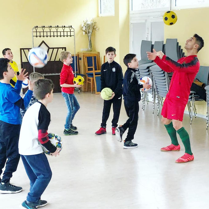 Indoor-Fußball-Kindergeburtstag: Workshop und Spiele in geschlossenen Räumen mit Saki.