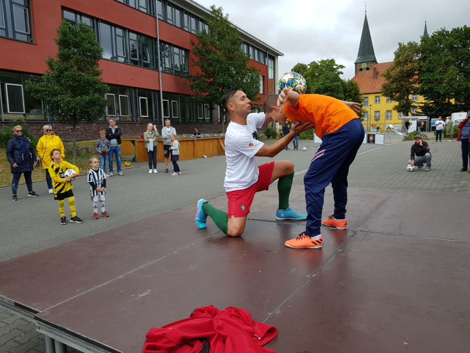 Action beim Kindergeburtstag: Kinder auf der Bühne