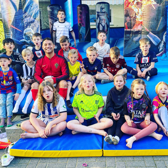 Fußball-Kindergeburtstag mit Saki: Ein Tag voller Tore, Tricks und toller Erinnerungen.