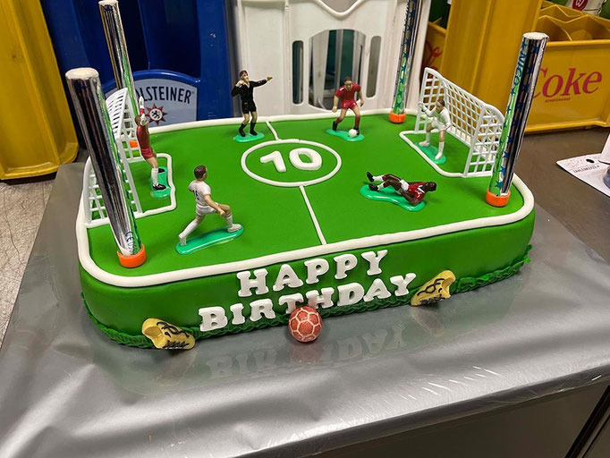 Individuelle Fußball-Torte zum Kindergeburtstag: Kuchen im sportlichen Fußball-Design.