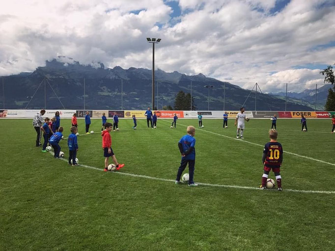 Sportlicher Kindergeburtstag: Profi-Freestyler Saki im Einsatz mit jungen Spielern.