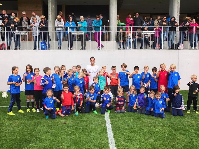 Fußball-Verein in Liechtenstein feiert Kindergeburtstag: Mannschaftsfoto auf dem Sportplatz.