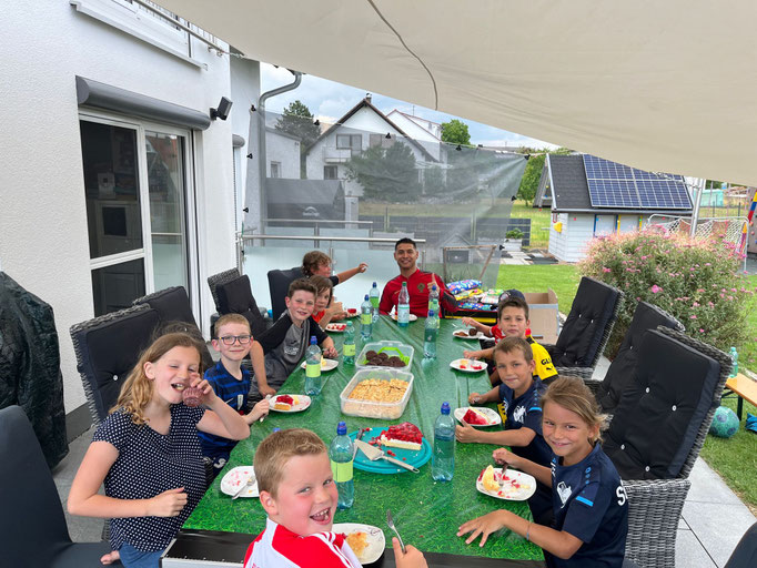 Fußball-Dekoration, Kuchen und Snacks für die Halbzeitpause beim Kindergeburtstag.