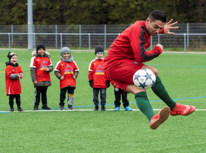 Fußball-Showeinlage beim Kindergeburtstag: Saki zeigt spektakuläre Freestyle-Tricks.