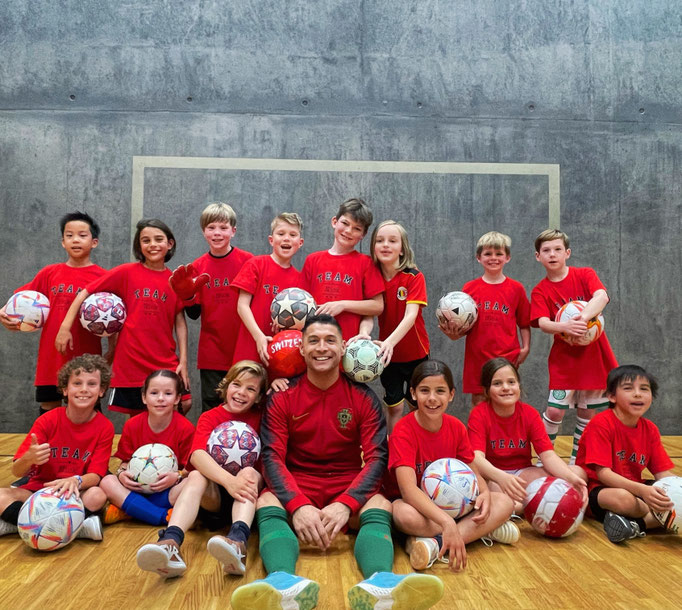 Teamfoto und Mannschaftsfoto beim Fußball-Kindergeburtstag in der Schweiz.