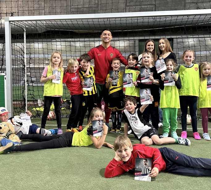 Fußball-Workshop zum Geburtstag: Saki zeigt Kindern professionelle Tricks und Ballkontrolle.