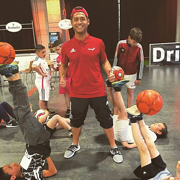 Fußball-Action für das Geburtstagskind: Coole Übungen und Bewegung in voller Fahrt.