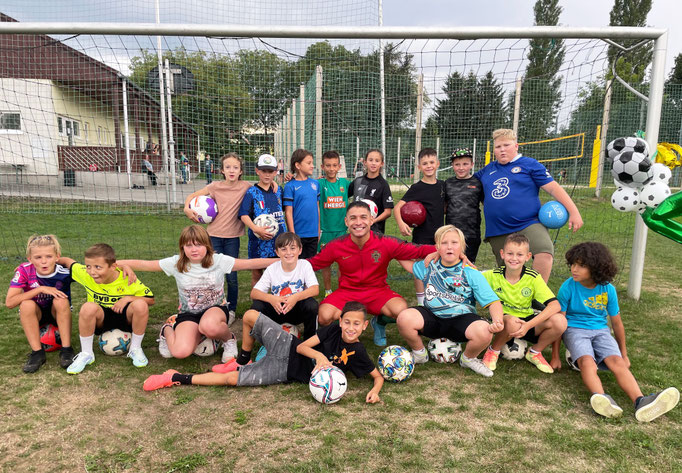 Ballkünstler Saki bei einem Fußball-Kindergeburtstag auf dem Sportplatz in Österreich.