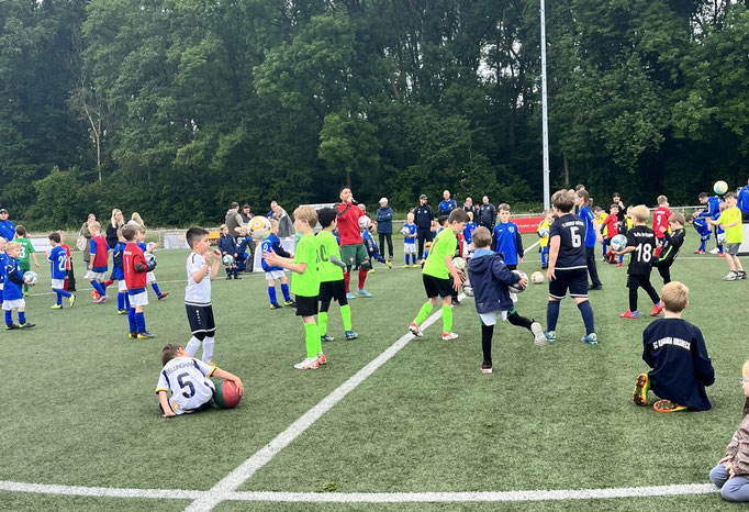 Fußball-Mottoparty: Saki motiviert die Kinder zu neuen sportlichen Bestleistungen beim Geburtstag.