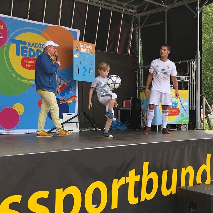 Fußball-Kindergeburtstag Motto-Party: Saki sorgt für Action und Unterhaltung.