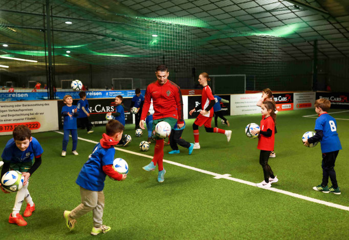 Fußball-Show zum Kindergeburtstag: Spektakulärer Sprung-Move von Ballkünstler Saki vor begeisterten Kids.
