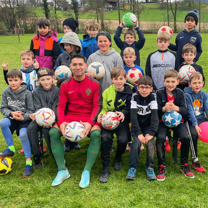Fußball-Kindergeburtstag in Zürich, Schweiz: Mannschaftsfoto mit Freestyler Saki.