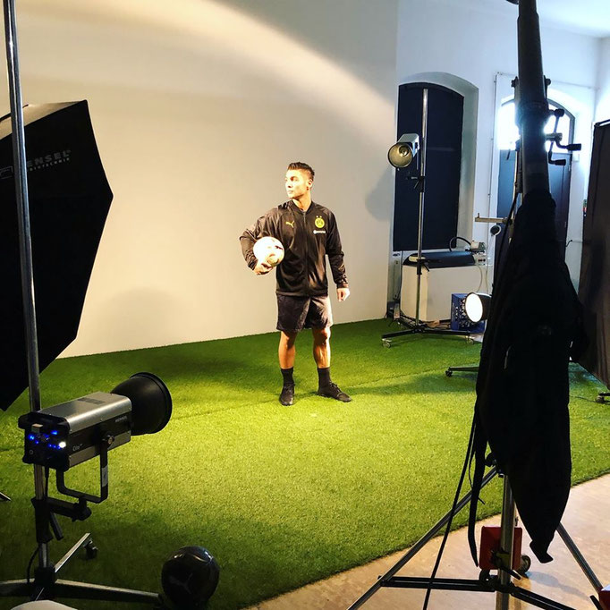 Fotomodel Saki Fussball Freestyler