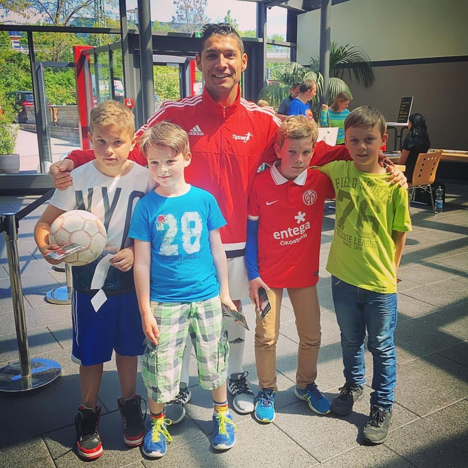 Fußball-Event für Kinder: Saki begeistert die Teilnehmer mit seiner Ball-Artistik.