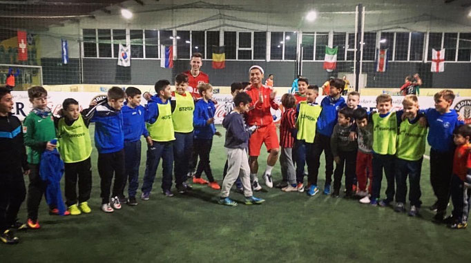 Fußball-Show beim Kindergeburtstag: Saki integriert die kleinen Gäste in seine Show.