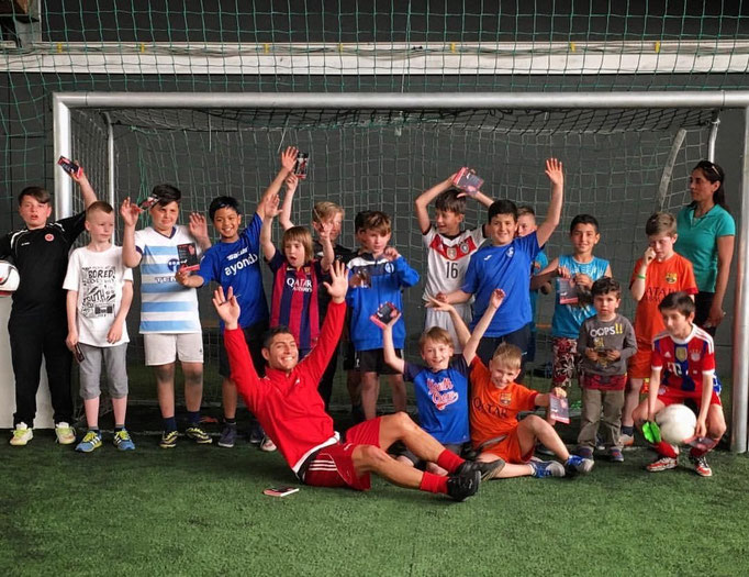 Gruppenfoto am Ende des Fußball-Kindergeburtstags in einer Soccerhalle in Frankfurt.