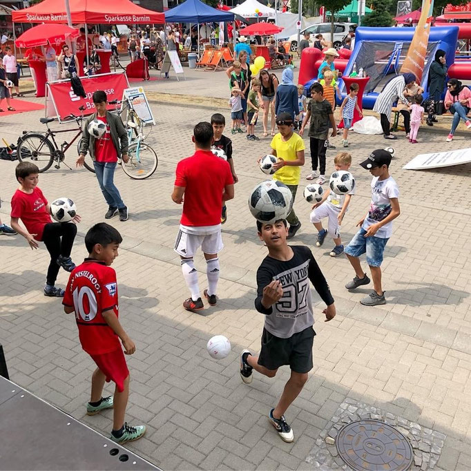 Fußball-Kindergeburtstag im Garten mit Pokal und Stadion-Feeling als Motto-Party.