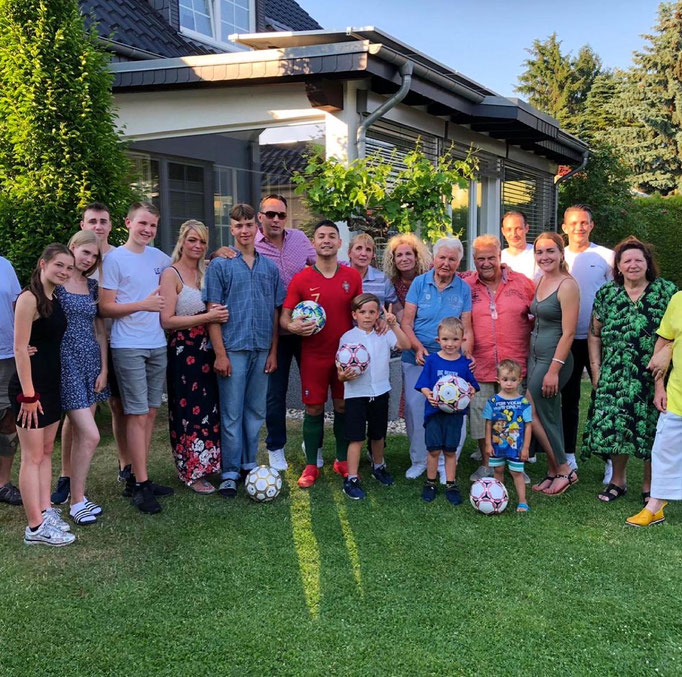 Gruppen- und Familienfoto in Berlin: Gemeinsame Feier zum Fußball-Kindergeburtstag.
