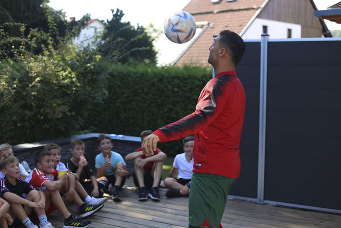Saki präsentiert professionelle Ballartistik auf der Bühne für kleine und große Fußballfans.