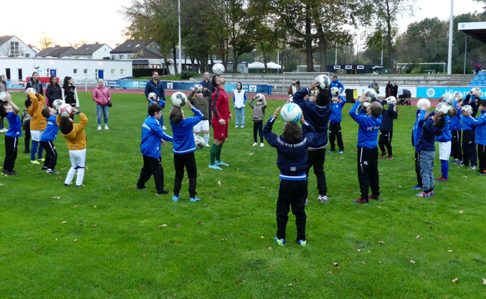 Aufwärmtraining wie in der Bundesliga: Kinder starten sportlich in die Fußballparty.