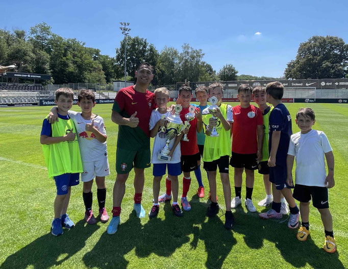 Fußball-Kindergeburtstag: Saki sorgt für sportliche Highlights und beste Unterhaltung.