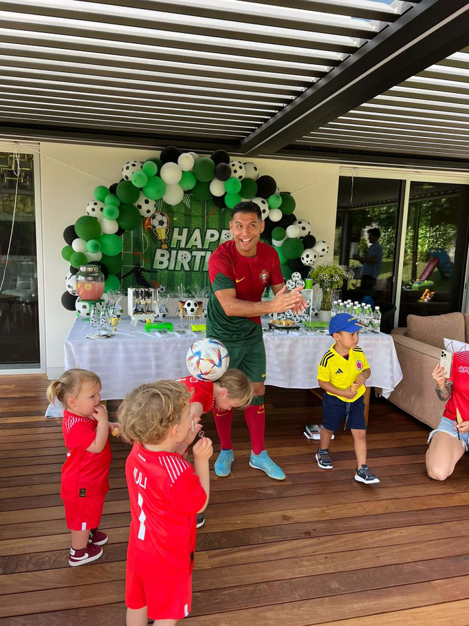 Fußball-Kindergeburtstag Idee: Saki sorgt für ein abwechslungsreiches Unterhaltungsprogramm.