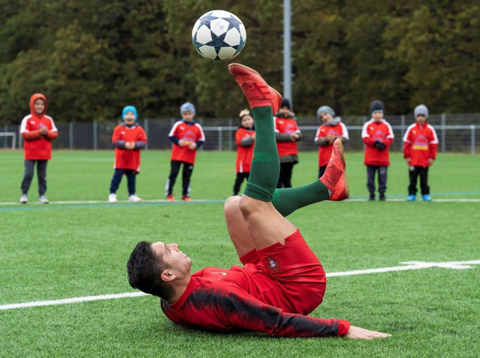 Fußball-Show Geburtstag Kinder: Saki zeigt Weltklasse-Tricks und Freestyle-Artistik.