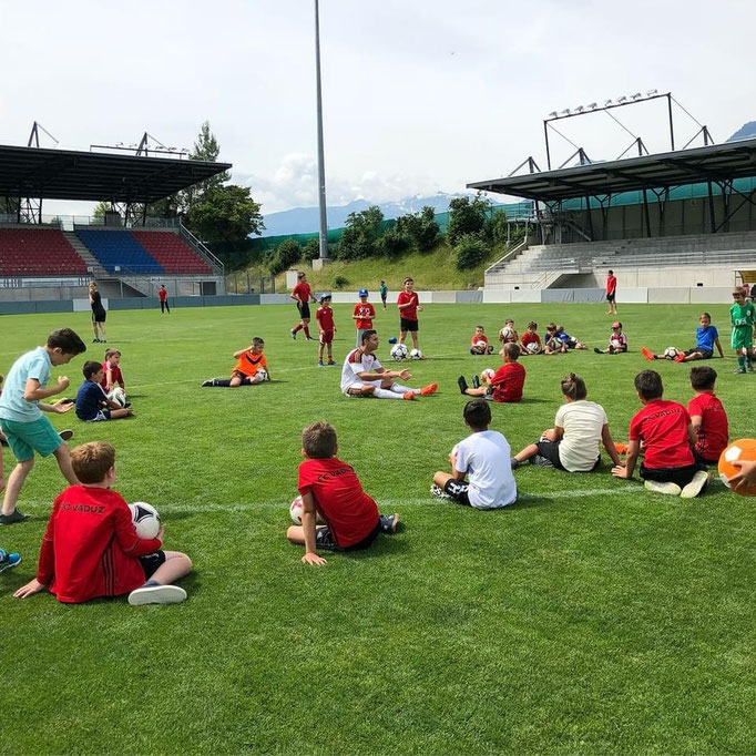 Fußball-Show beim Kindergeburtstag: Saki integriert die kleinen Gäste in seine Performance.