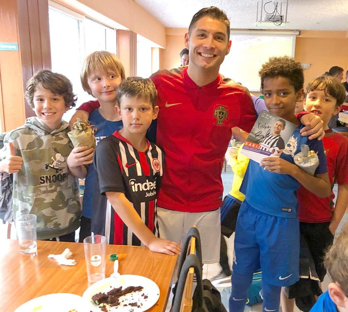 Erinnerungs-Selfie mit Fußball-Freestyler Saki: Das Geburtstagskind posiert stolz mit dem Trainer.