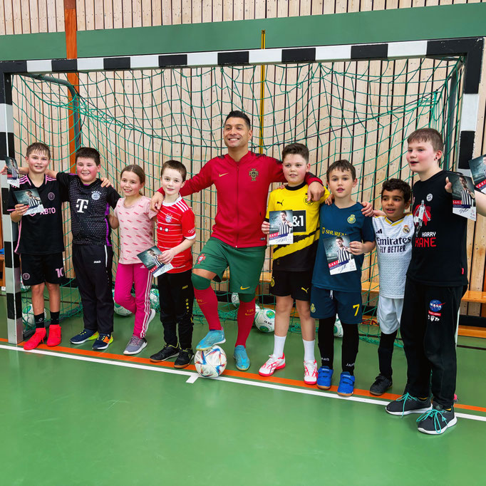Fußball-Spiele zum Kindergeburtstag: Spannende Elfmeter-Challenge und Torwart-Action für Kids.