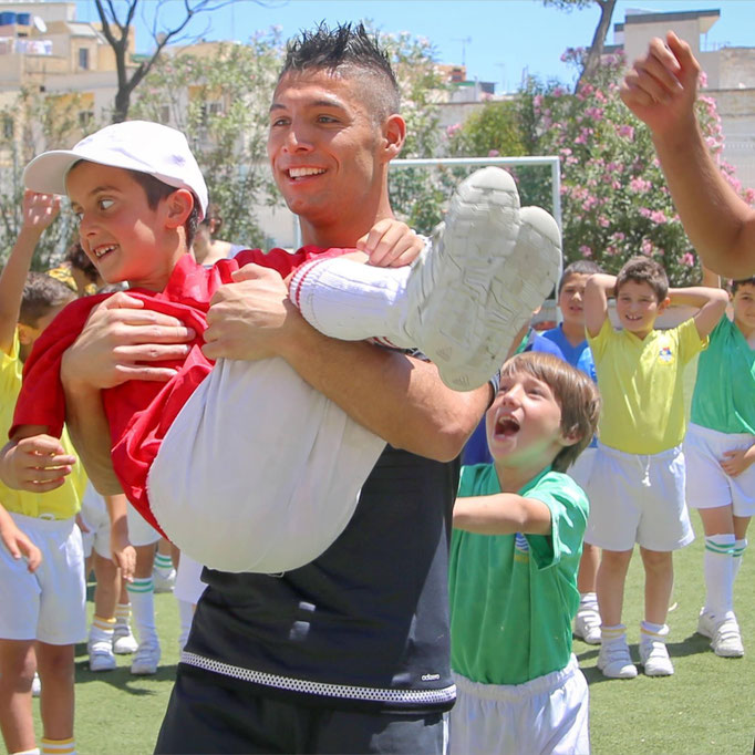 Fußball-Kindergeburtstag Kids: Saki fördert Teamgeist durch interaktive Spiele.