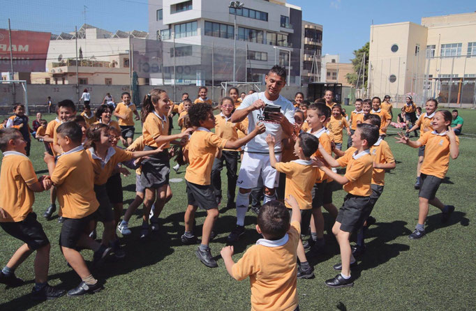 Fußballfest im urbanen Umfeld: Kindergeburtstag im Stadtpark mit Saki planen.