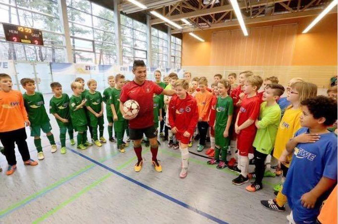Fussball Freestyler auf der EWE Veranstaltung