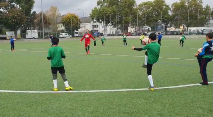 Fußballturnier beim Geburtstag: Eltern schauen gespannt bei den Spielen ihrer Kinder zu.