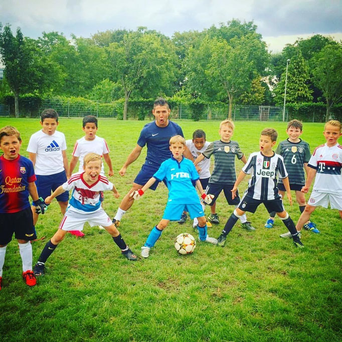 Fußball-Kindergeburtstag Action: Spannende Challenges und Wettbewerbe für Kinder.