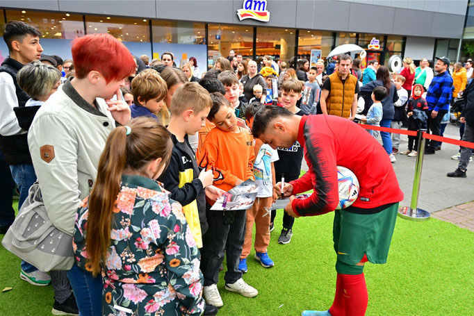 Große Menschenmenge verfolgt die Freestyle-Show von Saki während einer Fußball-Geburtstagsfeier.