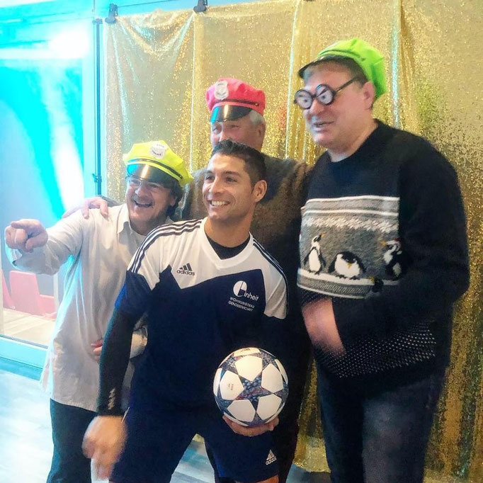 Geburtstagsparty für Erwachsene mit Fußball-Motto und lustiger Foto-Box-Aktion.