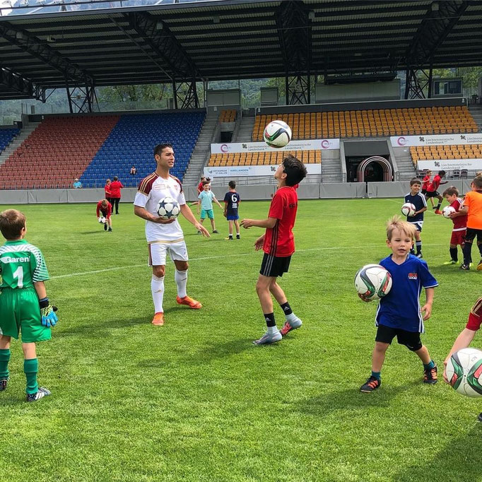 Fußball-Training zum Thema Geburtstag im Stadion für Kinder mit Ballkünstler Saki.