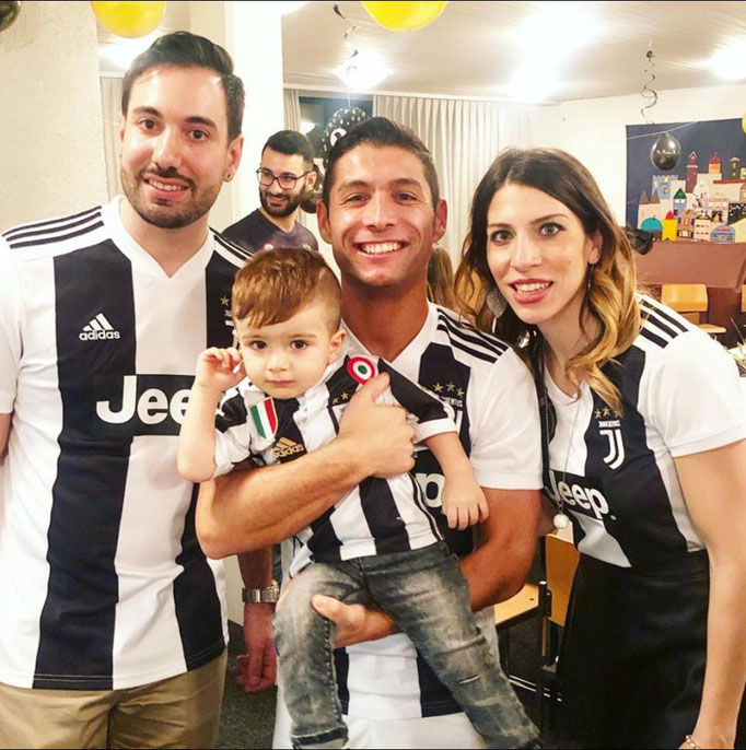 Kindergeburtstag in der Schweiz: Eltern und kleine Juventus-Fans beim Gruppenfoto.