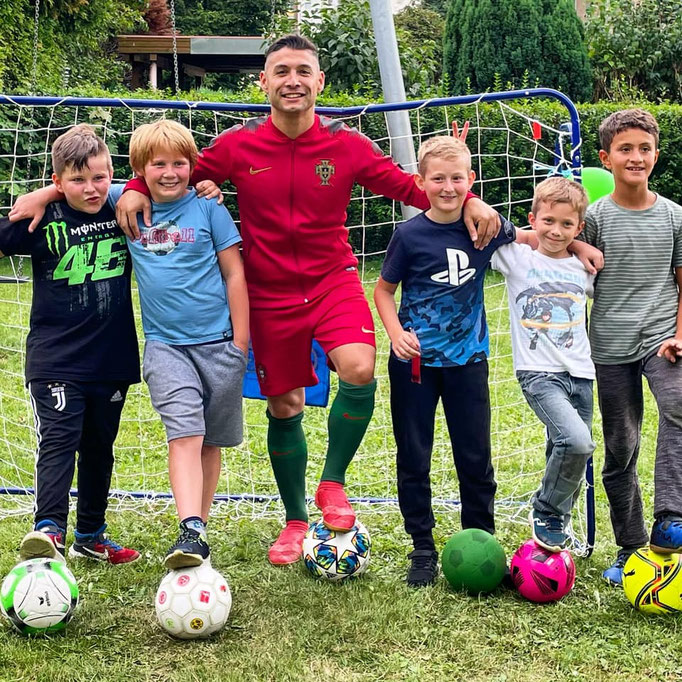 Kindergeburtstag in Düsseldorf: Junge Fußballer feiern ihren Ehrentag mit einer Fußballshow.