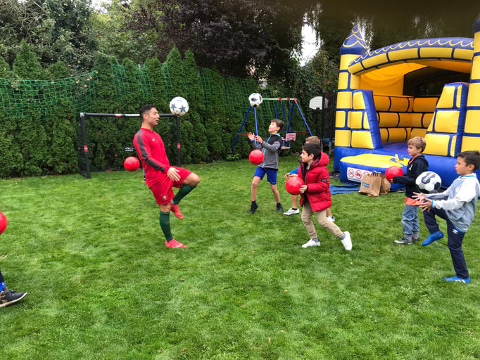 Kindergeburtstag mit Fußball-Motto und Hüpfburg: Vielseitige Action für aktive Kinder.