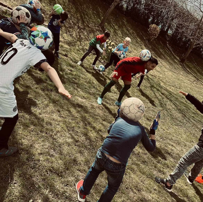 Fußball-Kindergeburtstag Programm: Saki kombiniert Freestyle-Show mit Workshop-Elementen.