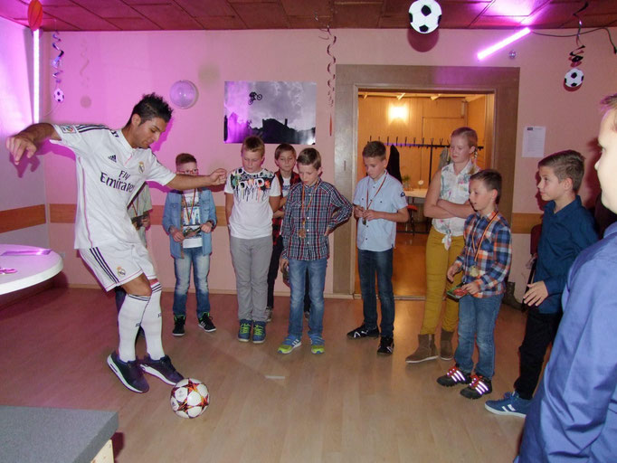 Sportlicher Kindergeburtstag: Unterhaltungsprogramm und Fußball-Animation für Gruppen.