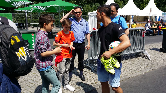 Fussball Freestyler mit Fans bei Roadshows